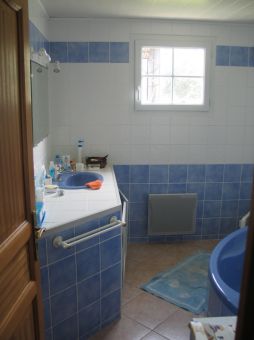 Salle de bain avec baignoire d‘angle
